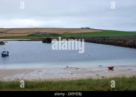 Vista di Burray da Glimps Holm and Causeway, Churchill Barriers, Orkney, Scozia, Regno Unito Foto Stock