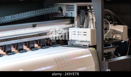 Stampante a getto d'inchiostro di grande formato, stampa strisce a colori per prove. Stampa industriale moderna stampante digitale a getto d'inchiostro Stampa industriale moderno ingresso digitale Foto Stock