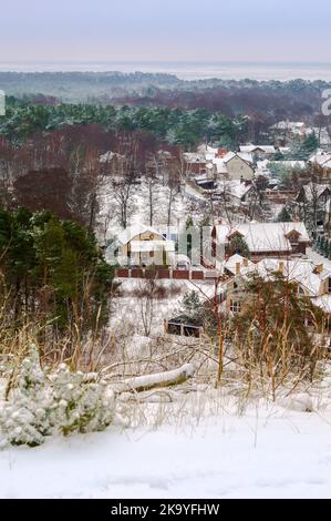 Morskoye Village, Curonian Spit National Park, regione di Kaliningrad, Russia, 8 gennaio 2022. Villaggio costiero, case su un piano. Vista dall'alto. Foto Stock