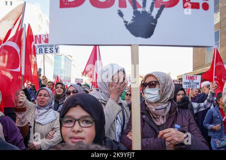 Ankara, Turchia. 30th Ott 2022. Un protester nasconde il suo volto durante la dimostrazione. Ad Ankara, in Turchia, si è svolta una marcia anti-LGBTI e un comunicato stampa, previsto dalla piattaforma della società civile di Ankara. Credit: SOPA Images Limited/Alamy Live News Foto Stock