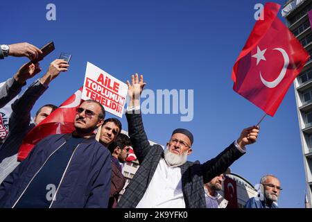 Ankara, Turchia. 30th Ott 2022. Durante la manifestazione, un manifestante sventola una bandiera turca. Ad Ankara, in Turchia, si è svolta una marcia anti-LGBTI e un comunicato stampa, previsto dalla piattaforma della società civile di Ankara. Credit: SOPA Images Limited/Alamy Live News Foto Stock