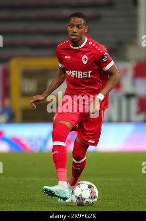 Michel Ange Balikwisha di Anversa ha ritratto in azione durante una partita di calcio tra Sporting Charleroi e Royal Antwerp FC, domenica 30 ottobre 2022 a Charleroi, il giorno 15 della prima divisione del campionato belga della 'Jupiler Pro League' del 2022-2023. BELGA PHOTO VIRGINIE LEFOUR Foto Stock