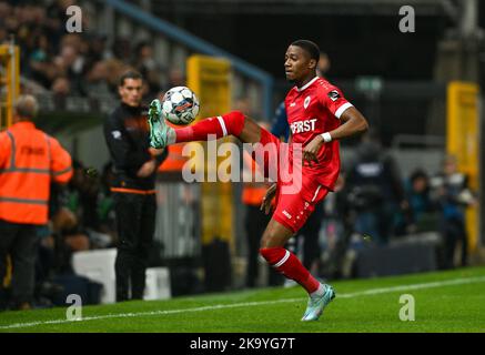 Michel Ange Balikwisha di Anversa ha ritratto in azione durante una partita di calcio tra Sporting Charleroi e Royal Antwerp FC, domenica 30 ottobre 2022 a Charleroi, il giorno 15 della prima divisione del campionato belga della 'Jupiler Pro League' del 2022-2023. FOTO DI BELGA DAVID CATRY Foto Stock