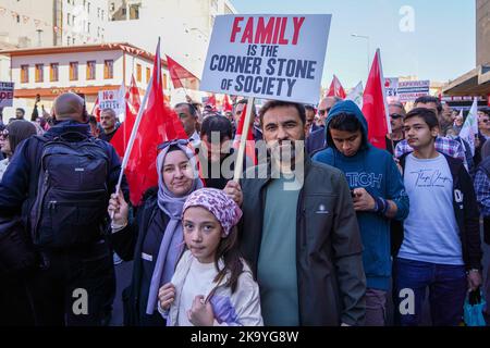 Ankara, Turchia. 30th Ott 2022. Un protester tiene un cartello durante la dimostrazione. Ad Ankara, in Turchia, si è svolta una marcia anti-LGBTI e un comunicato stampa, previsto dalla piattaforma della società civile di Ankara. (Foto di Tunahan Turhan/SOPA Images/Sipa USA) Credit: Sipa USA/Alamy Live News Foto Stock