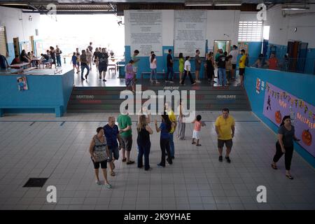 Franca, Brasile. 30th Ott 2022. Elettori durante il ballottaggio delle elezioni presidenziali a Franca, San Paolo, Brasile, il 30 ottobre 2022. (Foto di Igor do vale/Sipa USA) Credit: Sipa USA/Alamy Live News Foto Stock