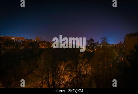 Notte di colore scuro nella città di Liberec con i binari del tram e le stelle autunnali sul cielo Foto Stock