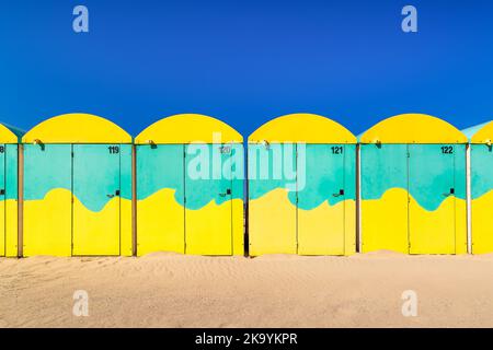 Vista panoramica delle cabine colorate sulla spiaggia di Dunkirk, Francia contro il cielo estivo blu Foto Stock