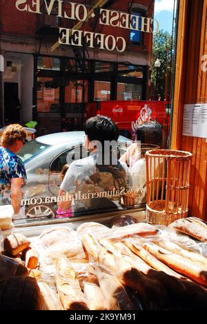 Una salumeria italiana vende carni, pane e olive nel North End di Boston Foto Stock