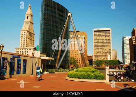 Lo skyline di Hartford Connecticut presenta un'architettura antica e moderna e sorge dietro il ponte pedonale Founders Bridge Foto Stock