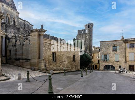 La storica città medievale di Uzes Francia, parti del quale risalgono al 1st ° secolo. La torre qui faceva parte della vecchia città murata. Foto Stock