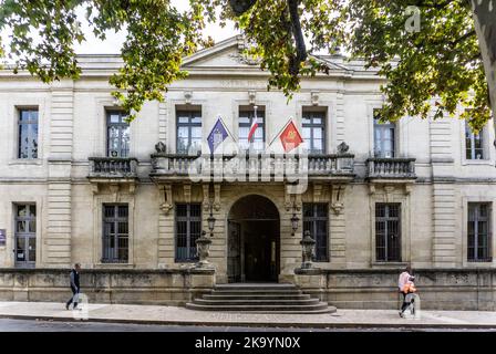 Il municipio di Uzes, in Francia, mostra il motto della Rivoluzione francese, libertà, fraternità, uguaglianza. Foto Stock