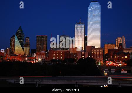 Il cielo del tramonto si riflette nei vetri e nelle finestre dello skyline di Dallas Texas di notte Foto Stock