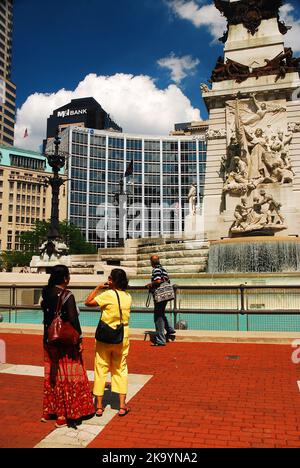 Una famiglia indiana vestita con abiti tradizionali, si trova alla base del Soldiers and Sailors Memorial, nel centro di Indianapolis Foto Stock