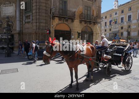 Una carrozza trainata da cavalli in attesa di turisti a Palermo, in Sicilia Foto Stock