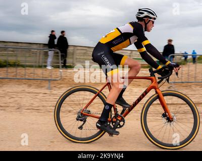 Ouistreham, Francia Ottobre 2022. In bicicletta su una spiaggia Ouistreham in Normandia, Ciro Cross. Foto Stock