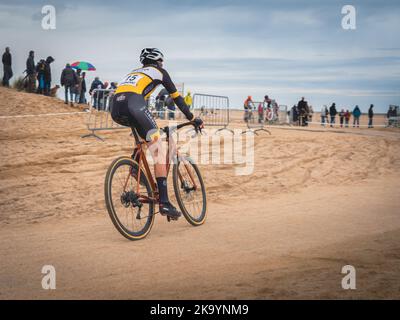 Ouistreham, Francia Ottobre 2022. In bicicletta su una spiaggia Ouistreham in Normandia, Ciro Cross. Foto Stock