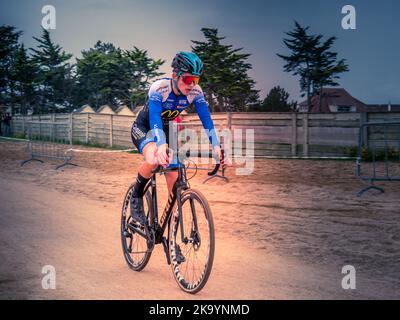 Ouistreham, Francia Ottobre 2022. In bicicletta su una spiaggia Ouistreham in Normandia, Ciro Cross. Foto Stock