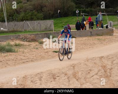 Ouistreham, Francia Ottobre 2022. In bicicletta su una spiaggia Ouistreham in Normandia, Ciro Cross. Foto Stock