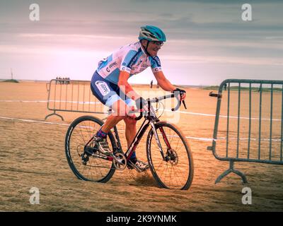 Ouistreham, Francia Ottobre 2022. In bicicletta su una spiaggia Ouistreham in Normandia, Ciro Cross. Foto Stock