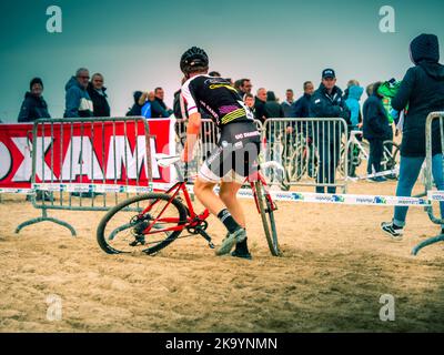 Ouistreham, Francia Ottobre 2022. In bicicletta su una spiaggia Ouistreham in Normandia, Ciro Cross. Foto Stock