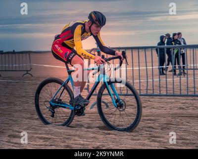 Ouistreham, Francia Ottobre 2022. In bicicletta su una spiaggia Ouistreham in Normandia, Ciro Cross. Foto Stock