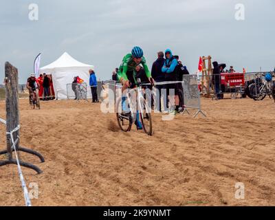 Ouistreham, Francia Ottobre 2022. In bicicletta su una spiaggia Ouistreham in Normandia, Ciro Cross. Foto Stock