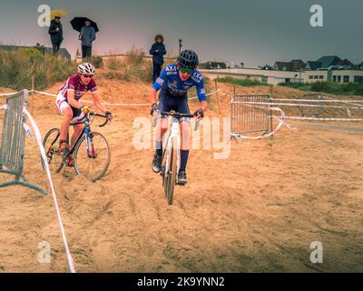 Ouistreham, Francia Ottobre 2022. In bicicletta su una spiaggia Ouistreham in Normandia, Ciro Cross. Foto Stock