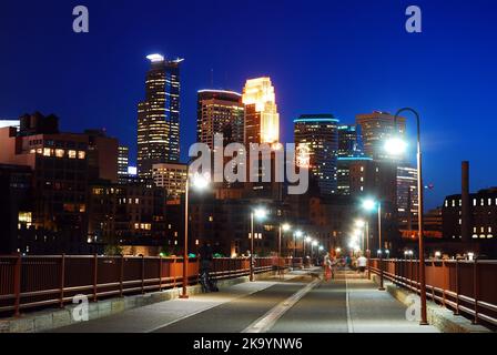 Lo Stone Arch Bridge conduce allo skyline di Minneapolis Foto Stock