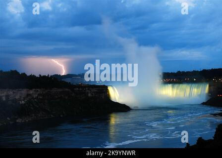 Un fulmine si spacca nel cielo sopra le cascate di Horseshow alle cascate del Niagara al confine internazionale degli Stati Uniti e del Canada Foto Stock