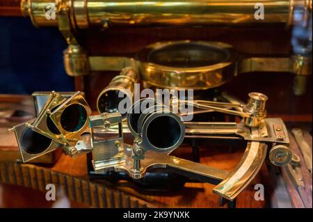Vista di un vecchio sestante di bronzo, primo piano. Foto Stock