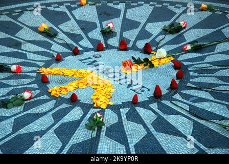 I petali di fiori sono disposti in un simbolo di pace su un mosaico intitolato Imagine, un memoriale al Beatle John Lennon in Strawberry Fields, Central Park Foto Stock