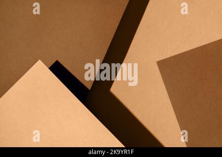 Carta per sovrapposizione pastello nei colori sabbia e marrone per sfondo, striscione, modello di presentazione. Design di sfondo creativo e alla moda in colori naturali. Sfondo in stile 3D. Foto Stock