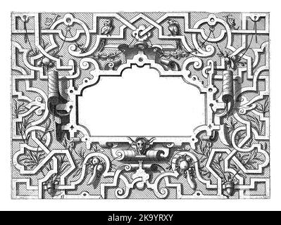 Cartouche circondato da moresques., Johannes o Lucas van Doetechum, dopo Hans Vredeman de Vries, c. 1555 - c. 1560 due uccelli e due lumache alla t Foto Stock