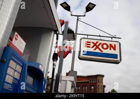 Washington, Stati Uniti. 30th Ott 2022. Una vista generale del logo An Exxon presso una stazione di servizio a Washington, DC, domenica 30 ottobre 2022. (Graeme Sloan/Sipa USA) Credit: Sipa USA/Alamy Live News Foto Stock