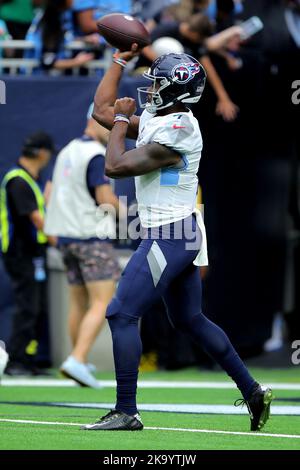 Houston, Texas, Stati Uniti. Houston, Texas, Stati Uniti. 30th Ott 2022. Il quartback dei Tennessee Titans Malik Willis (7) si scalda prima della partita tra gli Houston Texans e i Tennessee Titans al NRG Stadium di Houston, Texas, il 30 ottobre 2022. (Credit Image: © Erik Williams/ZUMA Press Wire) Credit: ZUMA Press, Inc./Alamy Live News Foto Stock