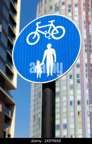 A destra di strada per ciclisti e pedoni cartello blu Foto Stock