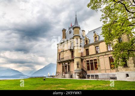 Castello di Schadau in stile gotico del 19th° secolo nel Parco di Schadau con vista sul lago di Thun e sulle Alpi, Thun, Svizzera Foto Stock