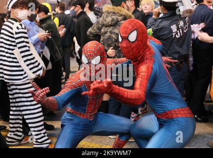 Tokyo, Giappone. 30th Ott 2022. Le persone in costume si riuniscono nel quartiere della moda Shibuya di Tokyo alla vigilia di Halloween domenica 30 ottobre 2022. Credit: Yoshio Tsunoda/AFLO/Alamy Live News Foto Stock