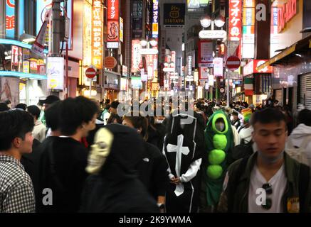 Tokyo, Giappone. 30th Ott 2022. Le persone in costume si riuniscono nel quartiere della moda Shibuya di Tokyo alla vigilia di Halloween domenica 30 ottobre 2022. Credit: Yoshio Tsunoda/AFLO/Alamy Live News Foto Stock