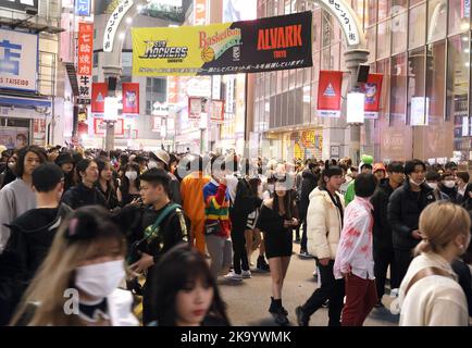 Tokyo, Giappone. 30th Ott 2022. Le persone in costume si riuniscono nel quartiere della moda Shibuya di Tokyo alla vigilia di Halloween domenica 30 ottobre 2022. Credit: Yoshio Tsunoda/AFLO/Alamy Live News Foto Stock