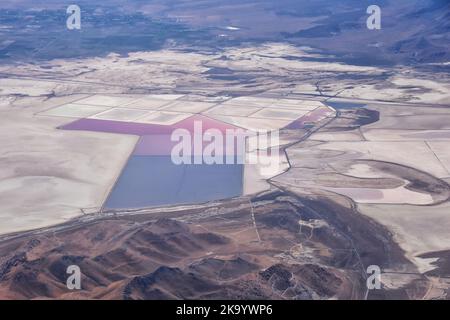 Salt Flats nello Utah. Vista aerea, Salt Flats Paesaggio. Cielo blu e terreno salato bianco-neve. Bonneville Salt Flats, Salt Lake City, Utah. America. Foto Stock