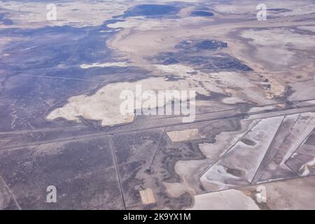 Salt Flats nello Utah. Vista aerea, Salt Flats Paesaggio. Cielo blu e terreno salato bianco-neve. Bonneville Salt Flats, Salt Lake City, Utah. America. Foto Stock