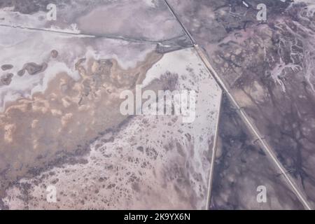 Salt Flats nello Utah. Vista aerea, Salt Flats Paesaggio. Cielo blu e terreno salato bianco-neve. Bonneville Salt Flats, Salt Lake City, Utah. America. Foto Stock