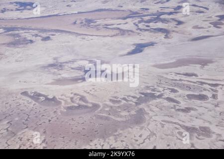 Salt Flats nello Utah. Vista aerea, Salt Flats Paesaggio. Cielo blu e terreno salato bianco-neve. Bonneville Salt Flats, Salt Lake City, Utah. America. Foto Stock