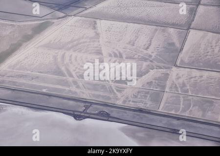 Salt Flats nello Utah. Vista aerea, Salt Flats Paesaggio. Cielo blu e terreno salato bianco-neve. Bonneville Salt Flats, Salt Lake City, Utah. America. Foto Stock