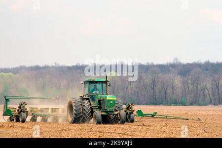 Semina del trattore John Deere 4240 per mais. Livingston County. Geneseo, New York Foto Stock