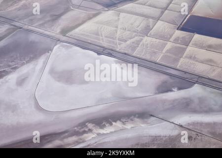 Salt Flats nello Utah. Vista aerea, Salt Flats Paesaggio. Cielo blu e terreno salato bianco-neve. Bonneville Salt Flats, Salt Lake City, Utah. America. Foto Stock