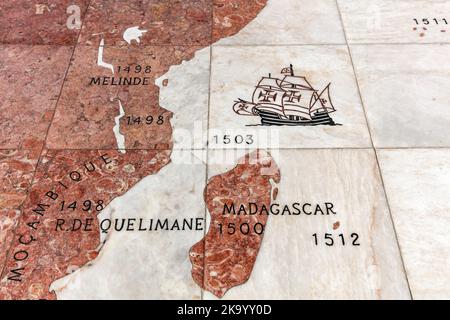 Mappa delle scoperte portoghesi in Africa orientale sul terreno dietro il Monumento alle scoperte, Belem, Lisbona, Portogallo Foto Stock