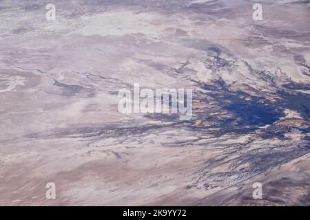 Salt Flats nello Utah. Vista aerea, Salt Flats Paesaggio. Cielo blu e terreno salato bianco-neve. Bonneville Salt Flats, Salt Lake City, Utah. America. Foto Stock