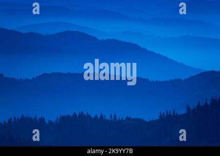 Silhouette di montagna blu e misteriosa al mattino. Foto artistica delle catene montuose dei Carpazi Foto Stock